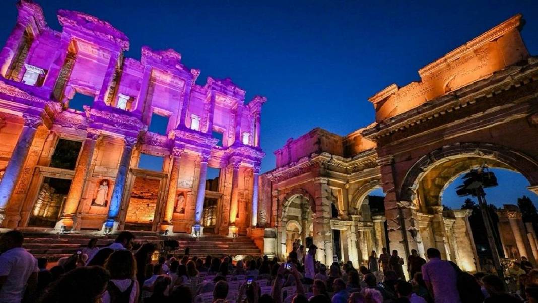 Gündüz sıcağından kaçan kültür meraklıları tarihi alanları gece serinliğinde görme fırsatı yakalıyor 14